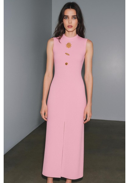 Aksesuar Detaylı Ottoman Kumaş Önü Yırtmaçlı Uzun Kalem Elbise