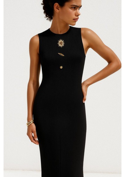 Aksesuar Detaylı Ottoman Kumaş Önü Yırtmaçlı Uzun Kalem Elbise