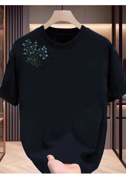 Omuz Minimal Çiçek Baskılı Kadın T-Shirt