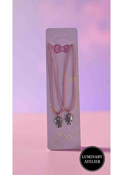 Hello Kitty Hediye Seti – 1 Adet Çilek Kokulu Hello Kitty Mum + 2 Adet Hello Kitty Kolye modelleri