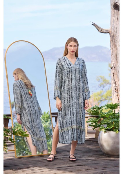 Kadın Desenli ve Yırtmaçlı Uzun Kollu V Yaka Elbise 25045