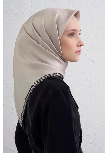 Su Yolu Desenli Saf Ipek Twill Eşarp 9443D 01 modelleri