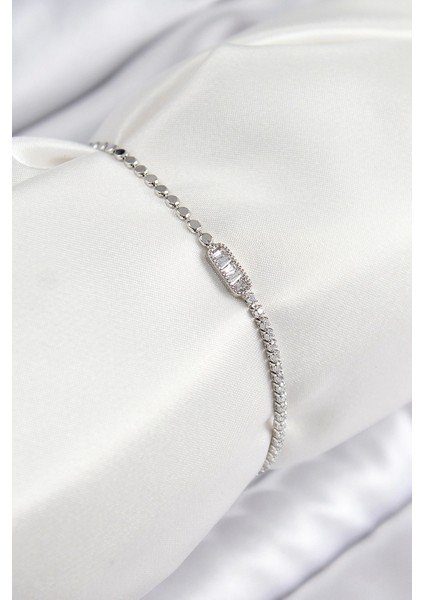 Pirinç Zirkon Taşlı Dikdörtgen Model Ezme Zincir Gümüş Renk Kadın Bileklik