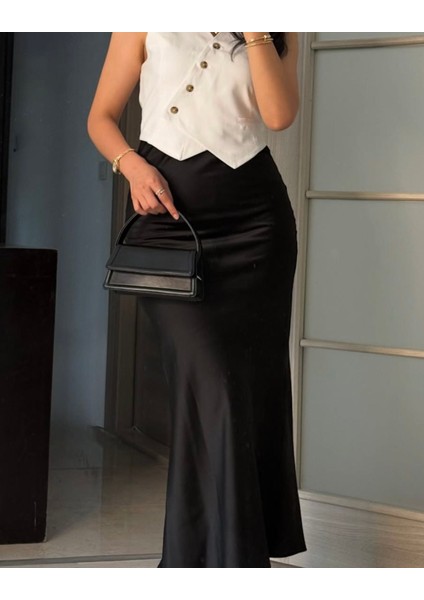 Siyah Sert Kapak Askılı Çanta