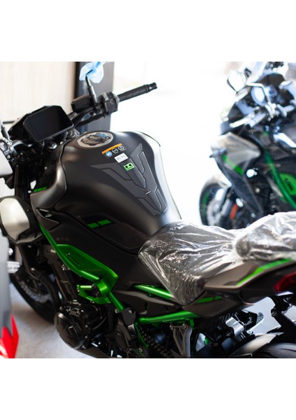 Kawasaki Z900 2025 ile Uyumlu Kaydırmaz 6d Karbon ve Şeffaf 12 Parça Tank Pad Seti GC72