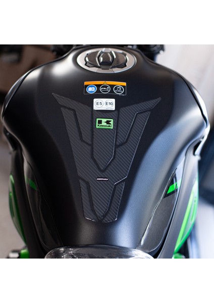 Kawasaki Z900 2025 ile Uyumlu Kaydırmaz 6d Karbon ve Şeffaf 12 Parça Tank Pad Seti GC72 fırsatları