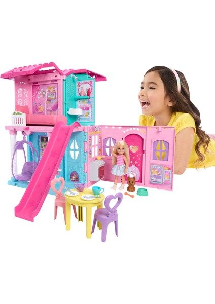 ® Club Chelsea™ Açılır Ev Bebek ve 15'ten Fazla Aksesuar Içeren ve Açılınca Boyu 43 x +33 Cm'yi Geçen Barbie Chelsea Açılır Bebek Evi JFW49