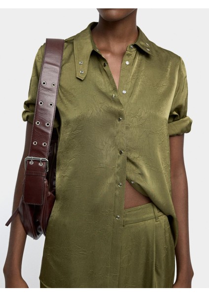 Yakası Detaylı ve Büzgü Efektli Gömlek