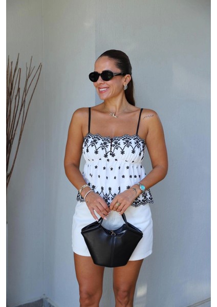 Beyaz Nakış Detay Bluz