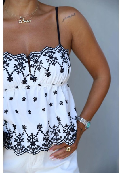 Beyaz Nakış Detay Bluz indirimleri