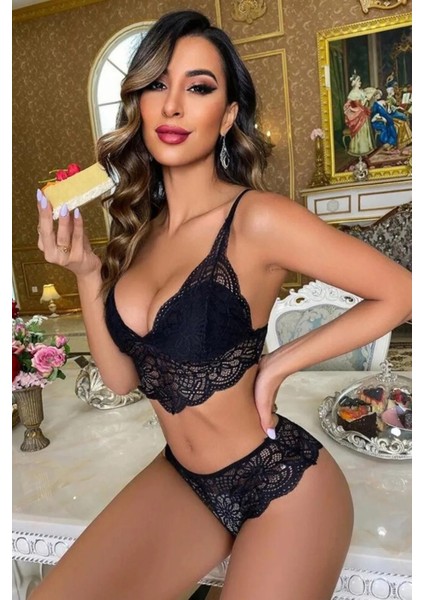 Kadın Siyah Dantel Bralet ve Slip Külotlu Iç Çamaşır Takımı