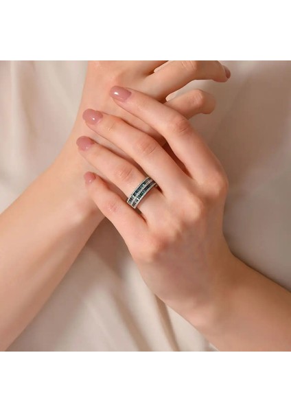 1,10 Karat Mavi Pırlanta Baget Yüzük modelleri