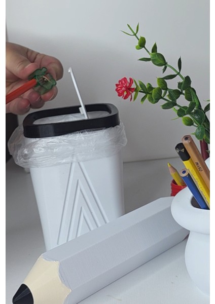 Mini Masaüstü Çöp Kutusu –kalemtraş Çöplerine Pratik Çözüm 10CM x 10 cm x 13.5 cm Mini Çöp