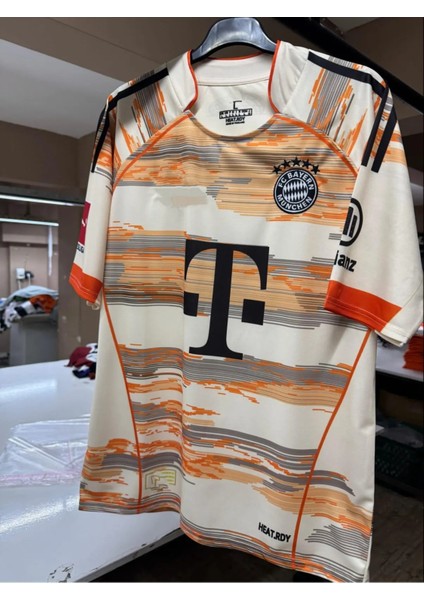 Bayern Münih 2025-26 Sezonu Isimsiz Deplasman Formasıdal