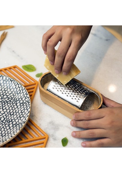Bambu Sarımsak, Peynir Rendesi ve Saklama Kavanozu, Paslanmaz Çelik ve Bambu Malzemeden Üretilmiştir. Rendelenmiş Peynirin Dağılmadan Servis Edilmesine cı Olur. (15CM*4CM*7CM)