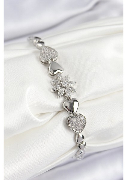 Pirinç Zirkon Taşlı Kalp Detaylı Çiçek Model Gümüş Renk Kadın Bileklik