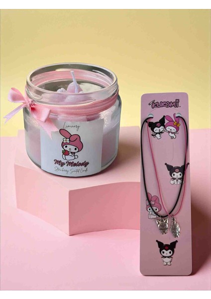 My Melody Hediye Seti – 1 Adet Çilek Kokulu My Melody Mum + 1 Çift My Melody Kolye