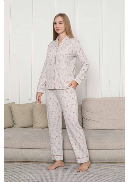 Kadın Bej Kalpli Mevsimlik Boydan Önden Düğmeli Gömlek Yaka Likralı Viskon Uzun Kol Cepli Pijama Takımı modelleri