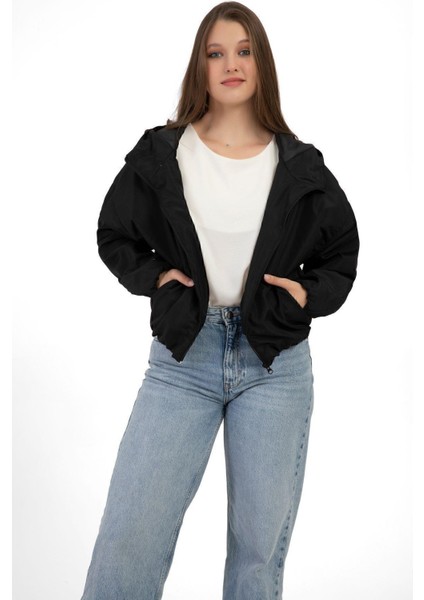 Kadın Kapüşonlu Su ve Rüzgar Geçirmez Cepli Astarlı Oversize Yağmurluk
