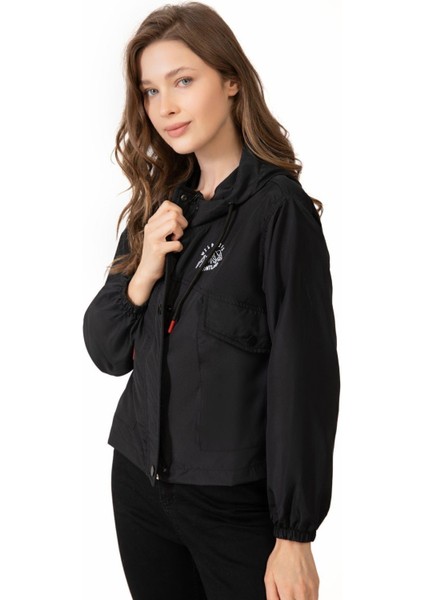 Spor Kadın Su Yeşili Su Geçirmez ve Rüzgara Dayanıklı Kapüşonlu Cepli Çıt Çıtlı Mevsimlik Yağmurluk fiyatları