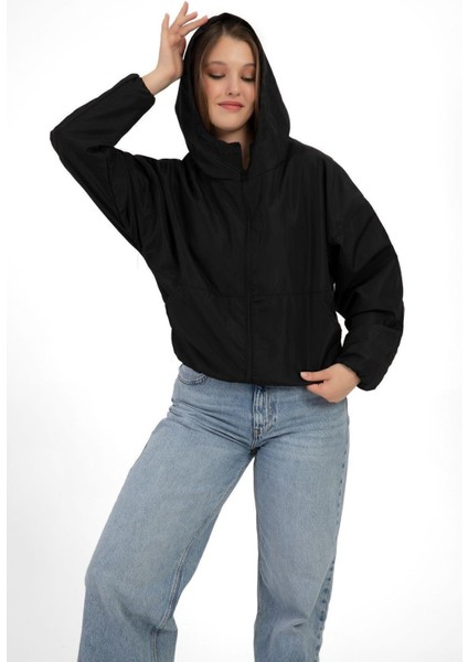 Kadın Kapüşonlu Su ve Rüzgar Geçirmez Cepli Astarlı Oversize Yağmurluk indirimleri