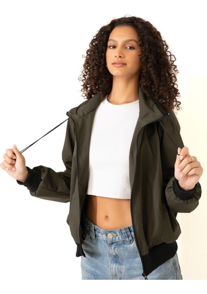 Kadın Dik Yaka Su ve Rüzgar Geçirmez Oversize Crop Mevsimlik Yağmurluk Rüzgarlık modelleri