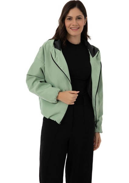 Spor Kadın Kapüşonlu Su ve Rüzgar Geçirmez Cepli Astarlı Oversize Mevsimlik Yağmurluk