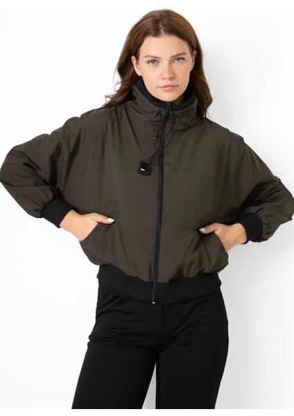 Spor Kadın Dik Yaka Su ve Rüzgar Geçirmez Oversize Crop Mevsimlik Yağmurluk Rüzgarlık