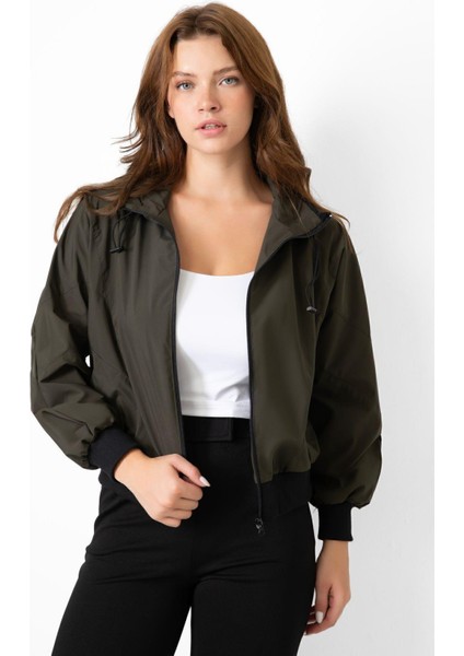 Spor Kadın Dik Yaka Su ve Rüzgar Geçirmez Oversize Crop Mevsimlik Yağmurluk Rüzgarlık modelleri