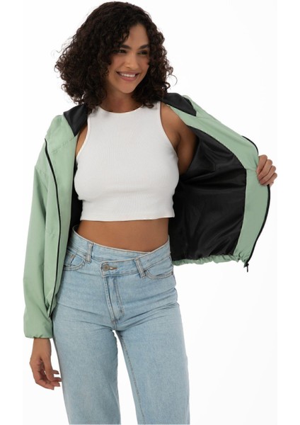 Kadın Su Yeşili Kapüşonlu Su ve Rüzgar Geçirmez Cepli Astarlı Oversize Mevsimlik Yağmurluk indirimleri