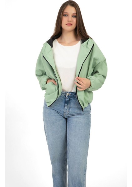 Kadın Kapüşonlu Su ve Rüzgar Geçirmez Cepli Astarlı Oversize Yağmurluk