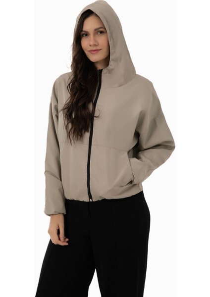 Spor Kadın Kapüşonlu Su ve Rüzgar Geçirmez Cepli Astarlı Oversize Mevsimlik Yağmurluk modelleri