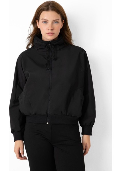 Spor Kadın Dik Yaka Su ve Rüzgar Geçirmez Oversize Crop Mevsimlik Yağmurluk Rüzgarlık