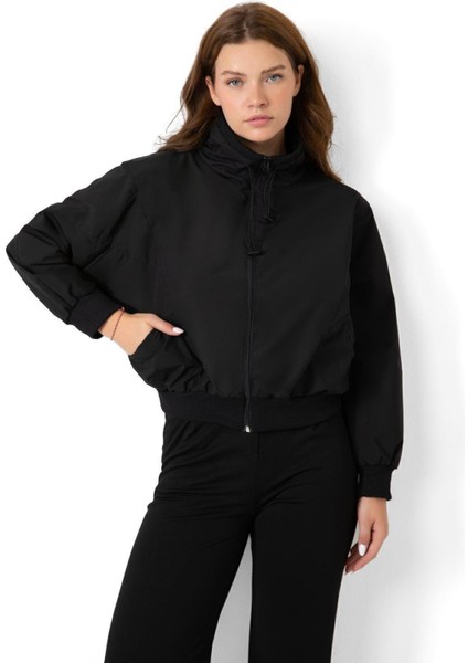 Spor Kadın Dik Yaka Su ve Rüzgar Geçirmez Oversize Crop Mevsimlik Yağmurluk Rüzgarlık modelleri