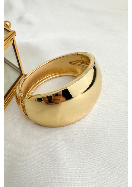 Özel Seri Altın Rengi Bombeli Plaka Kelepçe Bileklik (Iç Çapı:6cm) modelleri
