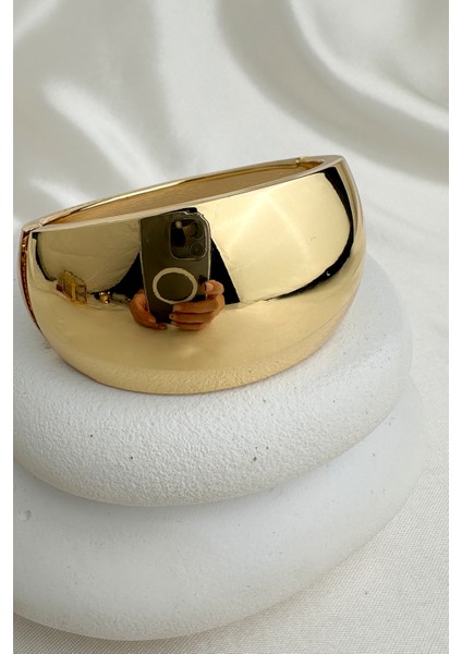 Özel Seri Altın Rengi Bombeli Plaka Kelepçe Bileklik (Iç Çapı:6cm) fırsatları