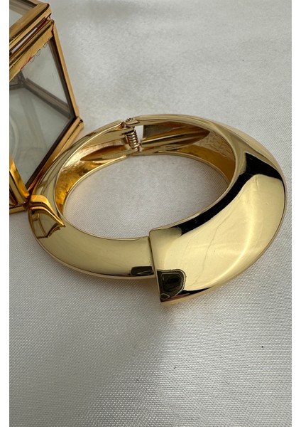 Özel Seri Altın Rengi Oval Form Parlak Kelepçe Bileklik (Iç Çapı:5,5cm) fırsatları
