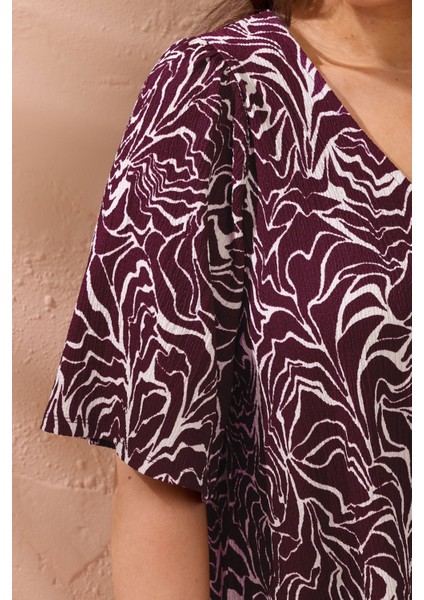 Büyük Beden V Yaka Kısa Kollu Soyut Desenli Asimetrik Kesim T-Shirt 616219 fırsatları