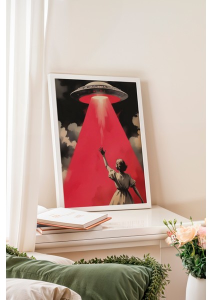 Beyaz Çerçeveli Tablo, Pembe Ufo ve Figür – Retro-Bilimkurgu, Genç Odası Dekoru Poster No: 109716 fiyatları