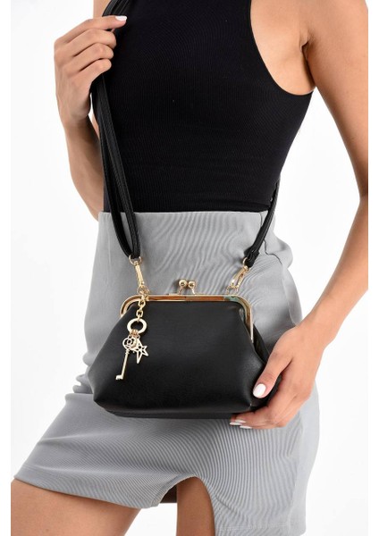 Kadın Klipsli Anahtar Detaylı Omuz Çantası