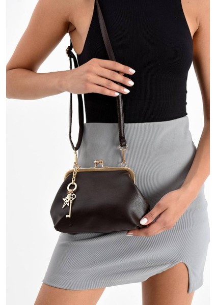 Kadın Klipsli Anahtar Detaylı Omuz Çantası