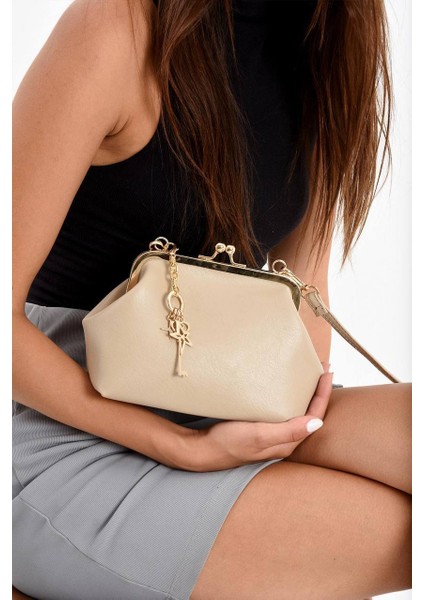 Kadın Klipsli Anahtar Detaylı Omuz Çantası