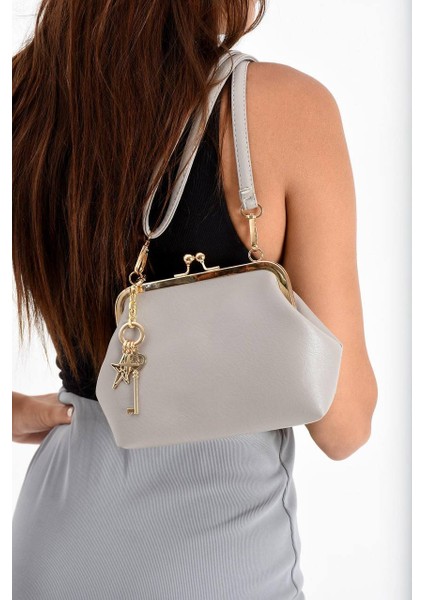 Kadın Klipsli Anahtar Detaylı Omuz Çantası
