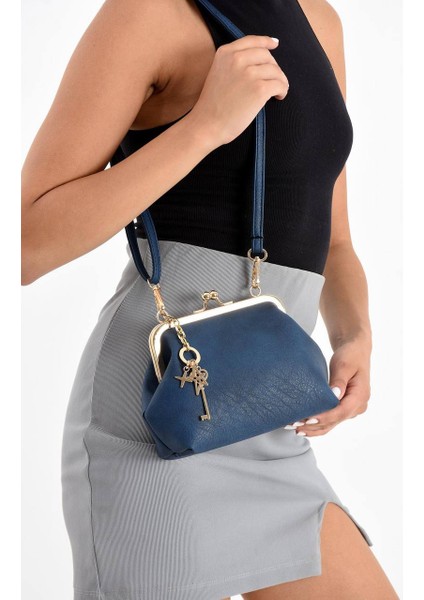 Kadın Klipsli Anahtar Detaylı Omuz Çantası