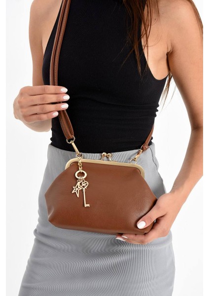 Kadın Klipsli Anahtar Detaylı Omuz Çantası