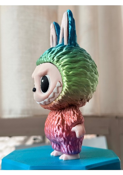 Renkli Labubu Figürü Gökkuşağı 13 cm - Labubu 3D Baskı – Renkli Sevimli Koleksiyonluk Dekoratif Oyuncak - Asılabilir Charm modelleri