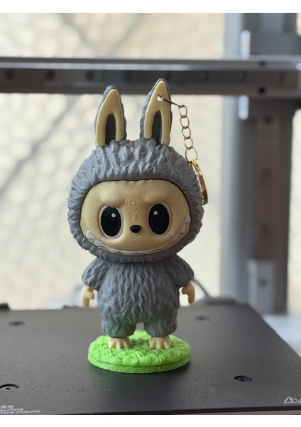 Renkli Labubu Figürü Gri 13 cm - Labubu 3D Baskı – Renkli Sevimli Koleksiyonluk Dekoratif Oyuncak - Asılabilir Charm modelleri