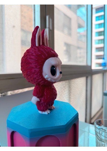 Renkli Labubu Figürü Kırmızı 13 cm - Labubu 3D Baskı – Renkli Sevimli Koleksiyonluk Dekoratif Oyuncak indirimleri