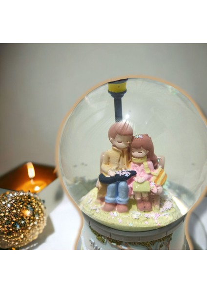 Aşkın Büyülü Dansı: Sonbahar Aşkı Kar Küresi Büyük Boy