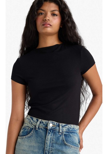 Slim Fit Dar Kesim Yarım Balıkçı Yaka Kısa Kollu Tişört E5906AX25AU